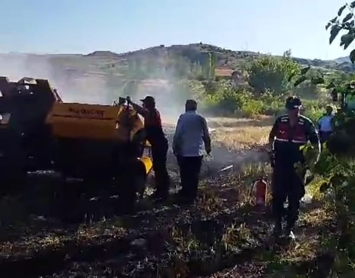 Balya makinesinde çıkan yangın tarlaya sıçradı