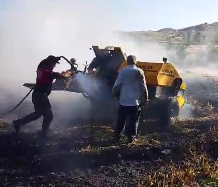 Balya makinesinde çıkan yangın tarlaya sıçradı