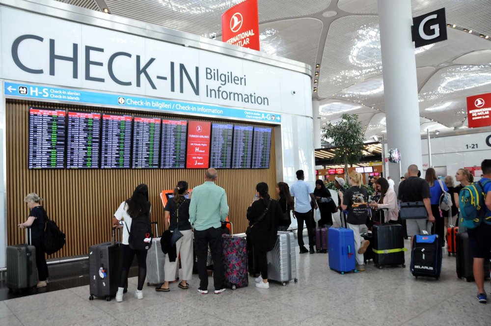 İstanbul Havalimanı'nda dönüş yoğunluğu başladı