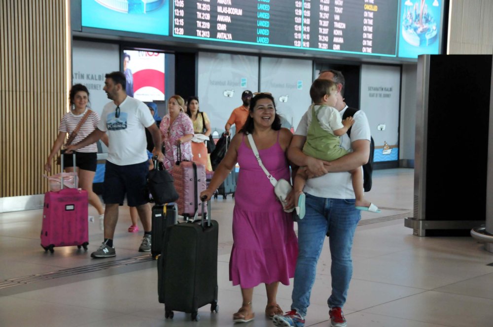 İstanbul Havalimanı'nda dönüş yoğunluğu başladı