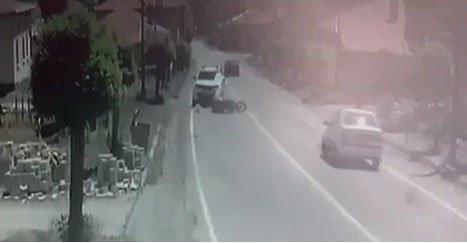 Kamyonet ile çarpışan motosikletteki 2 gencin acı sonu