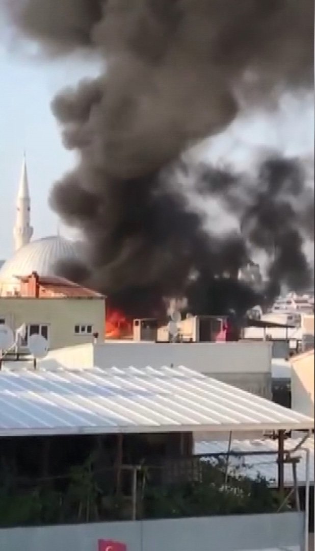 Muhtarın evi yandı, mahalleli sokağa döküldü