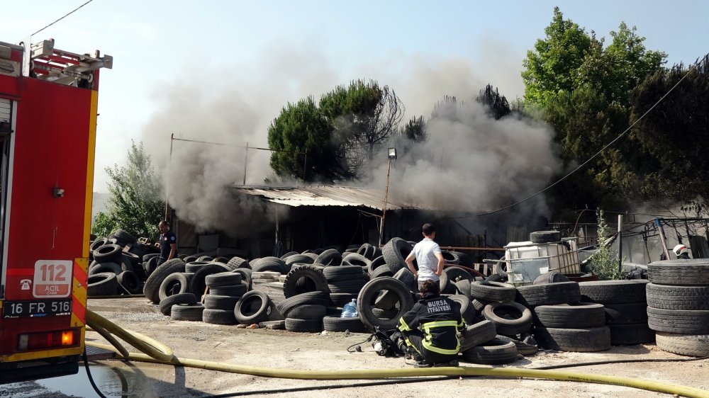 Oto lastikçide yangın çıktı