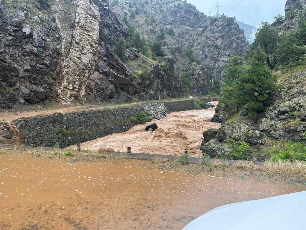 Karayolda heyelan: Ulaşım kapandı!