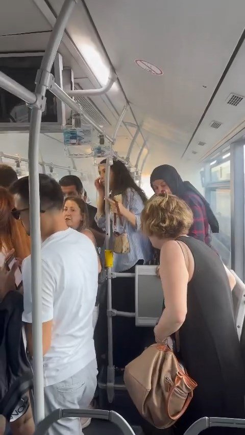 Metrobüste korku dolu anlar: Alevler bir anda yükseldi!