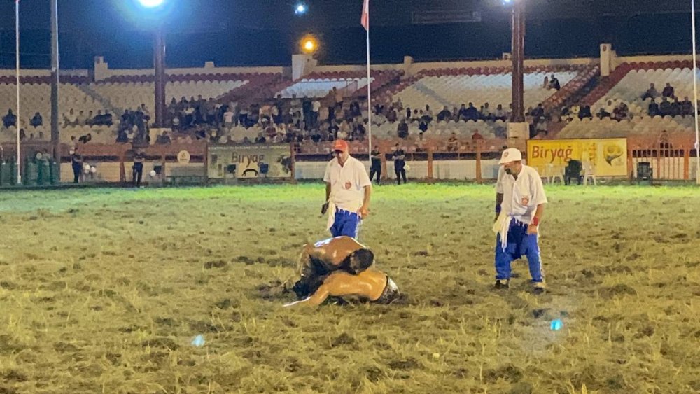 2 buçuk saat süren Kırkpınar Güreşleri izleyenleri hayrete düşürdü