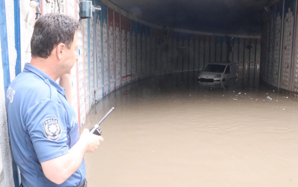 Etkili olan sağanak yağmurlarla yollar ve alt geçitleri su bastı