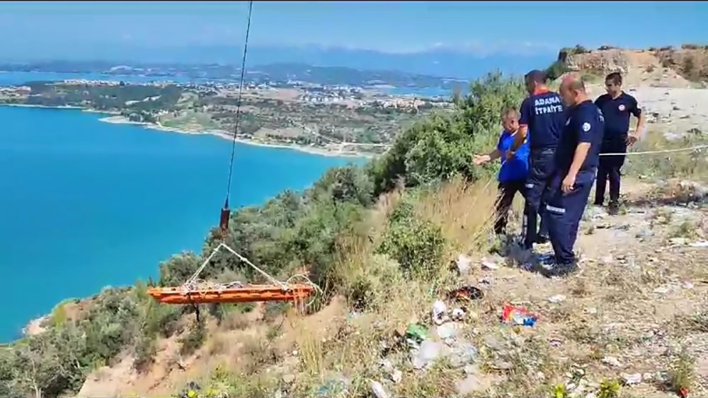 Uçurumda mahsur kalan paraşütçüyü itfaiye kurtardı