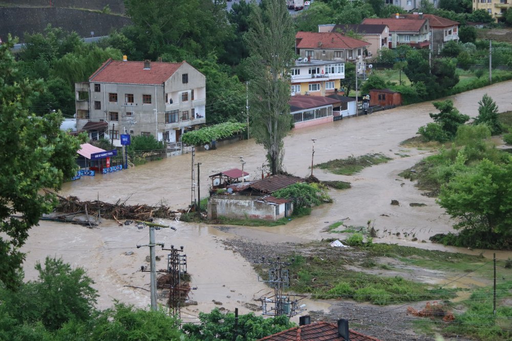 Zonguldak'ı sağanak vurdu; dereler taştı, heyelan oldu