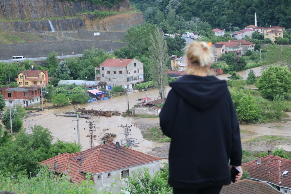 Zonguldak'ı sağanak vurdu; dereler taştı, heyelan oldu