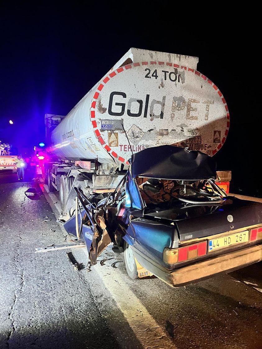 Yakıt tankerine otomobil çarptı, araçtakiler hayatını kaybetti