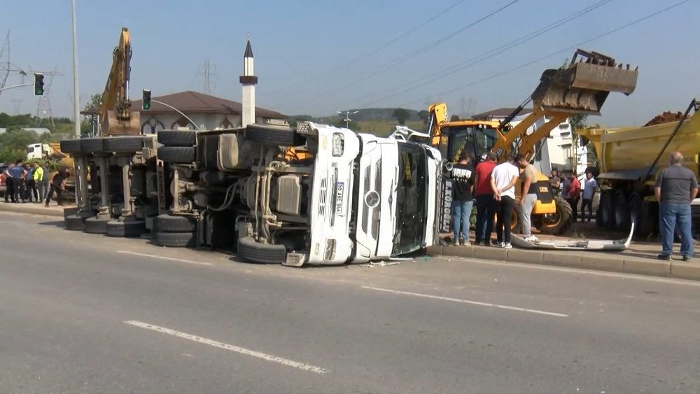 İstanbul'da hafriyat kamyonu devrildi