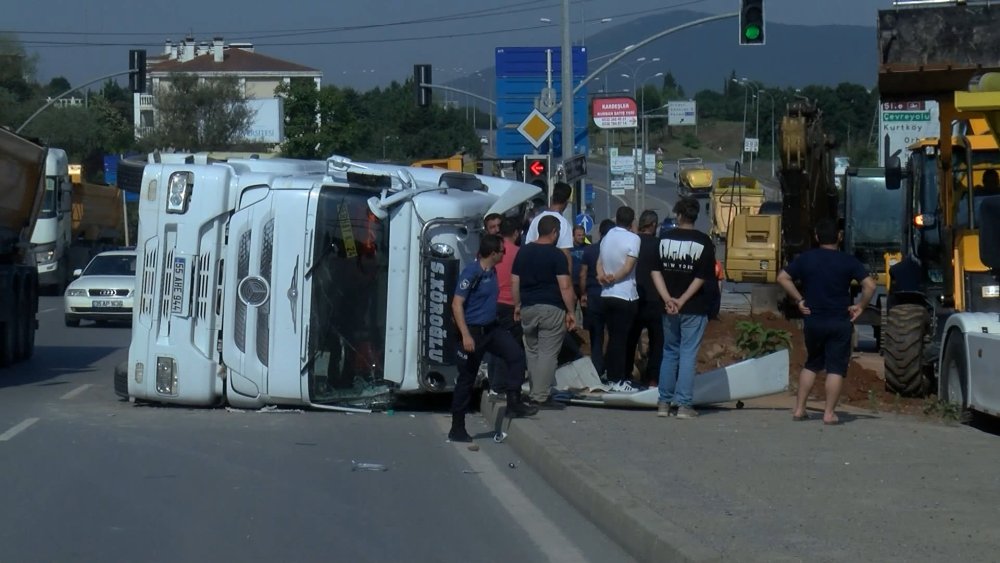 İstanbul'da hafriyat kamyonu devrildi