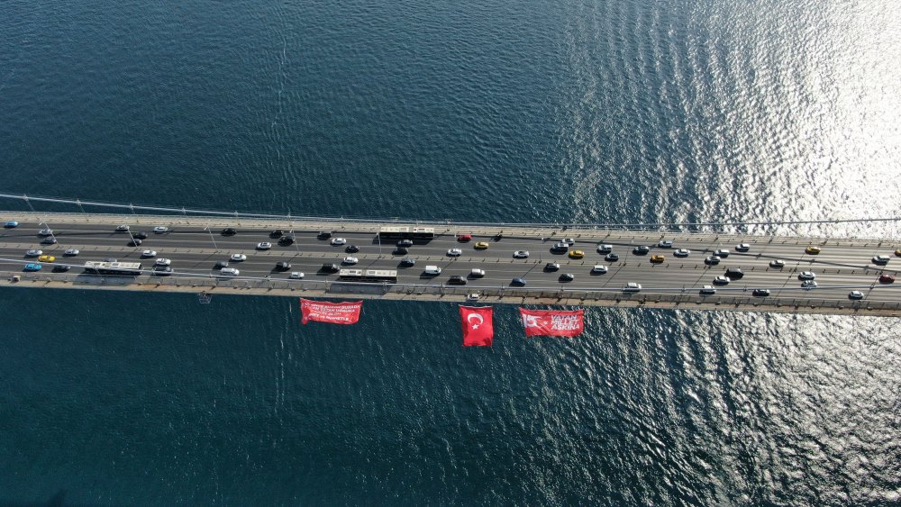 15 Temmuz darbesinin 7. yılı: Şehitler Köprüsü'ne Türk Bayrağı asıldı