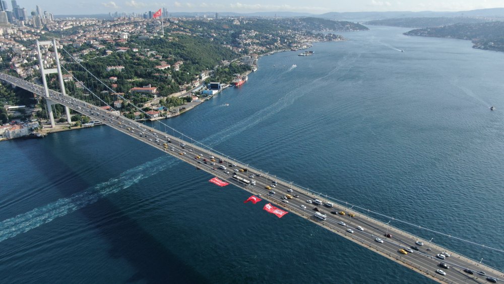 15 Temmuz darbesinin 7. yılı: Şehitler Köprüsü'ne Türk Bayrağı asıldı