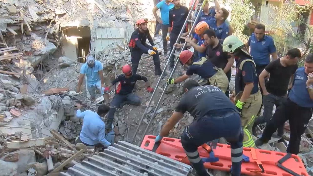 Bakırköy'de kontrollü yıkım sırasında çökme: 1 kişi enkazdan çıkarıldı