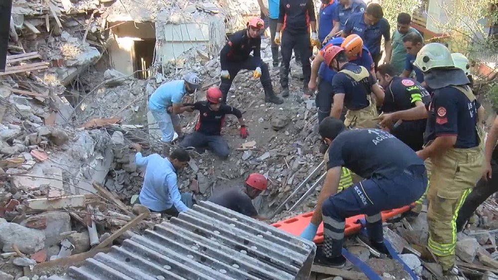 Bakırköy'de kontrollü yıkım sırasında çökme: 1 kişi enkazdan çıkarıldı