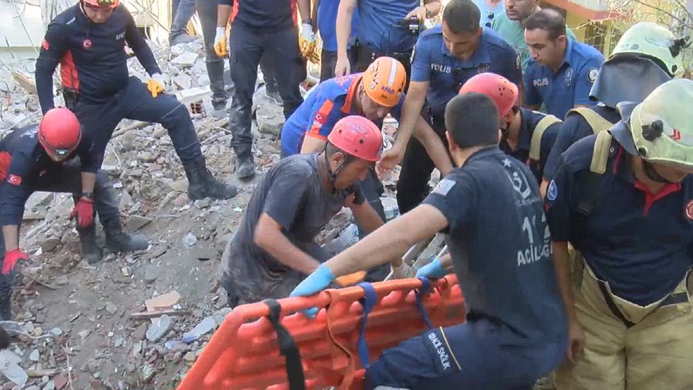 Bakırköy'de kontrollü yıkım sırasında çökme: 1 kişi enkazdan çıkarıldı