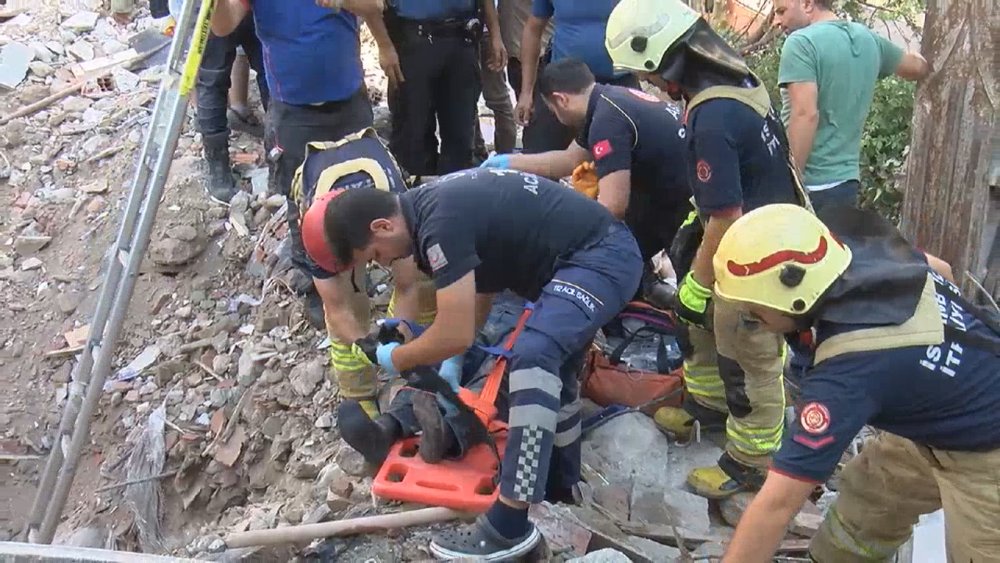 Bakırköy'de kontrollü yıkım sırasında çökme: 1 kişi enkazdan çıkarıldı