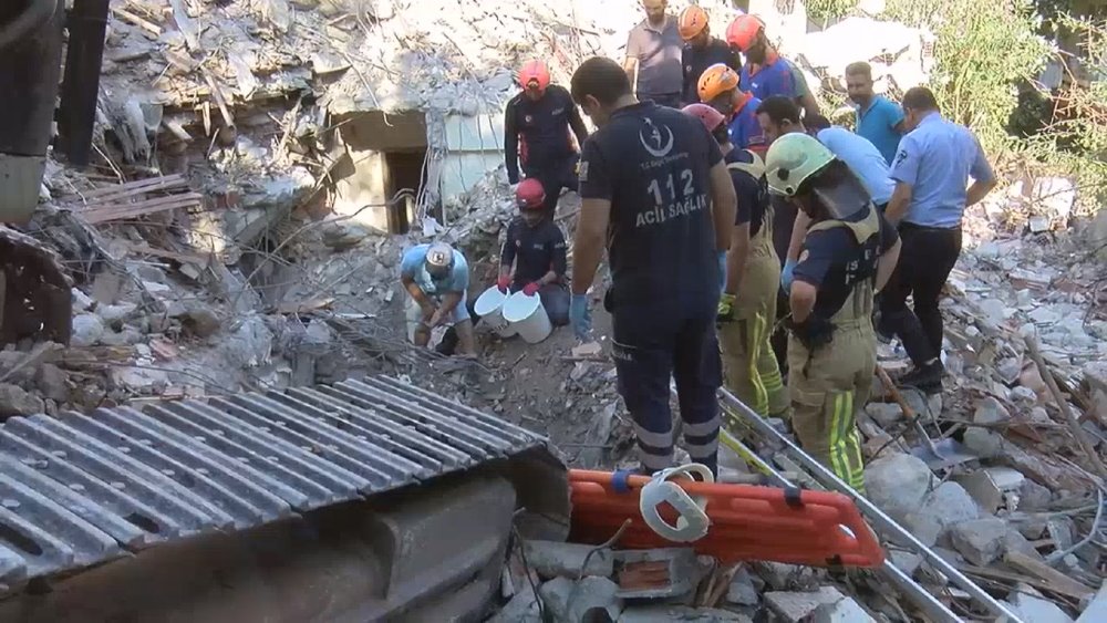 Bakırköy'de kontrollü yıkım sırasında çökme: 1 kişi enkazdan çıkarıldı