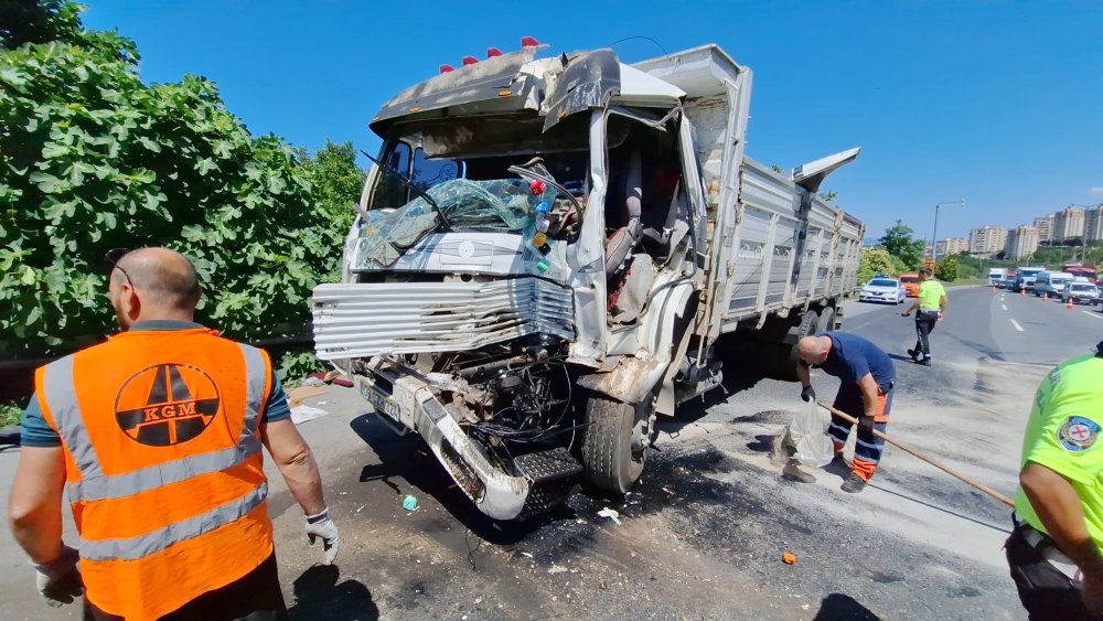 TEM'de kaza kamyon TIR'a çarptı: 1 yaralı