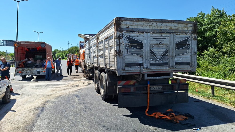 TEM'de kaza kamyon TIR'a çarptı: 1 yaralı