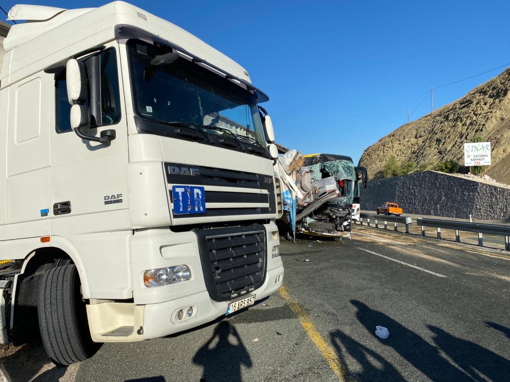 Elazığ'da korkunç kaza: 1 kişi öldü, 34 kişi yaralandı