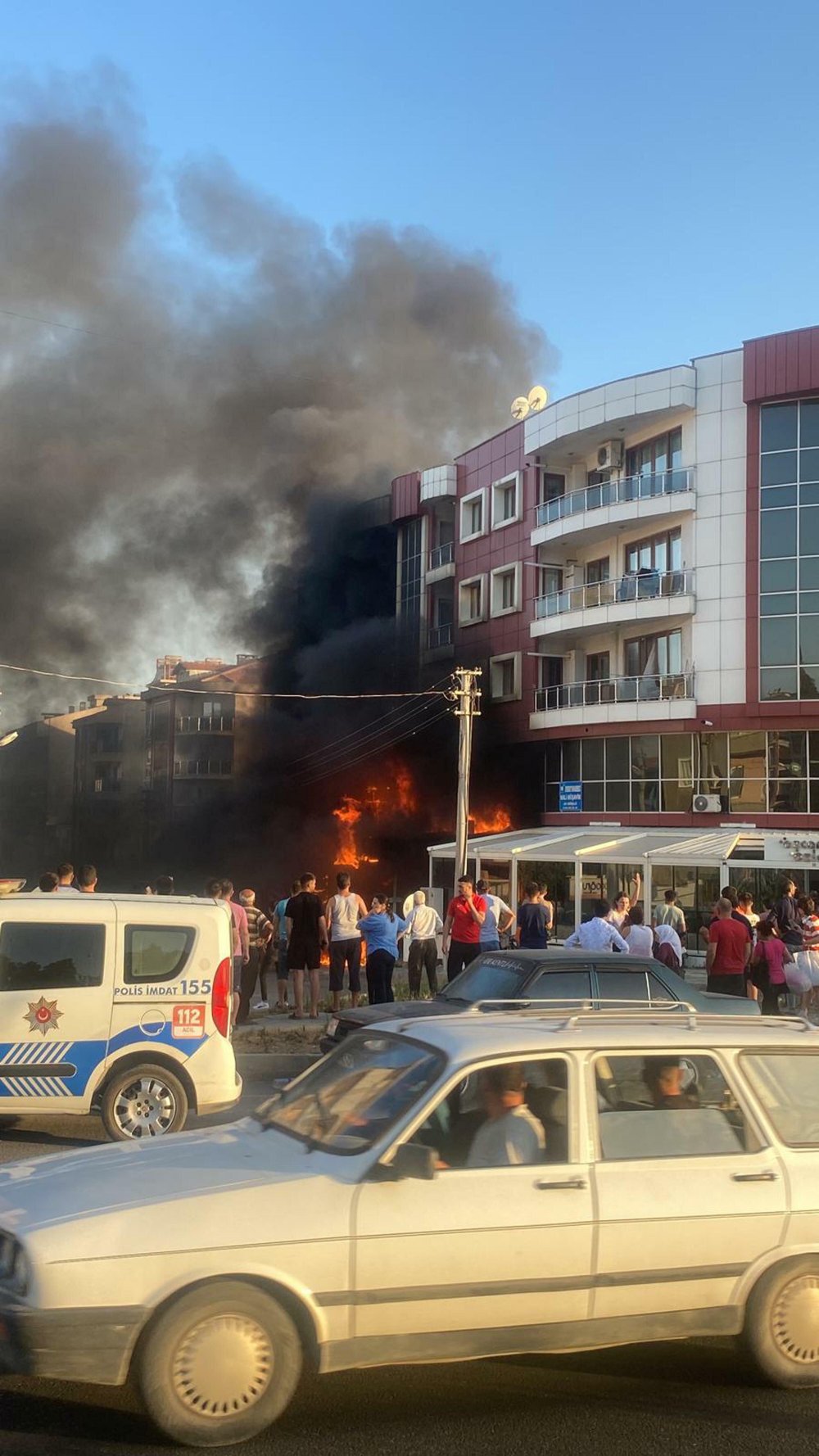 İlçede çıkan yangından üç iş yeri etkilendi