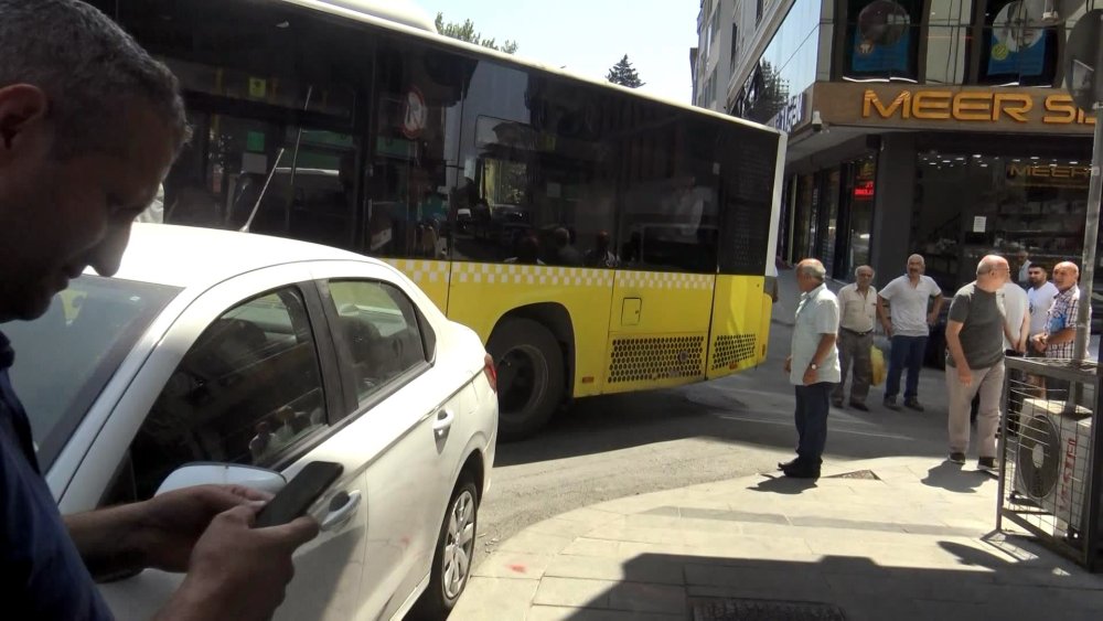 Hatalı park tepkisi! Aynalarını kırdılar, yol kilitlendi