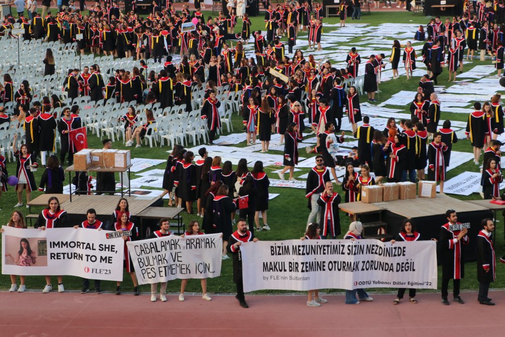 ODTÜ mezuniyetine yine pankartlar damga vurdu