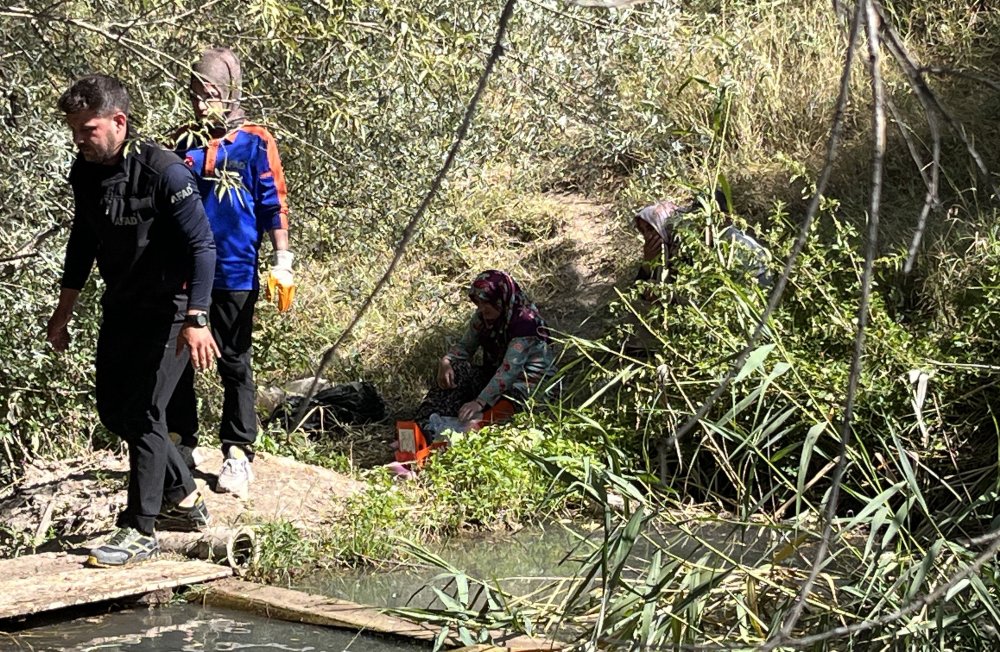 Dereden geçerken bacağı kırıldı