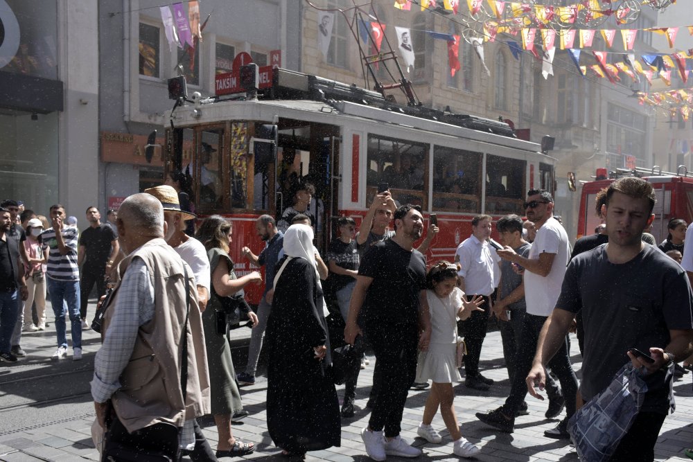 İstiklal Caddesi’nde restoranın çatısında yangın çıktı