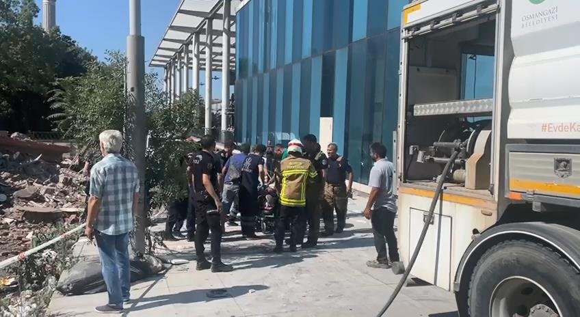 Yıkımda ekskavatör devrildi, operatör yaralandı