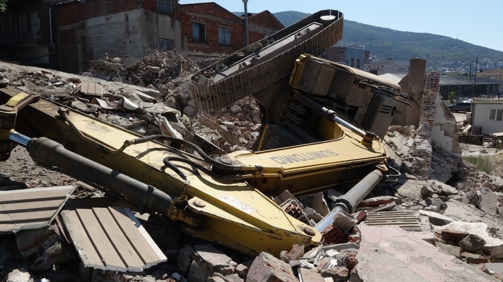 Yıkımda ekskavatör devrildi, operatör yaralandı