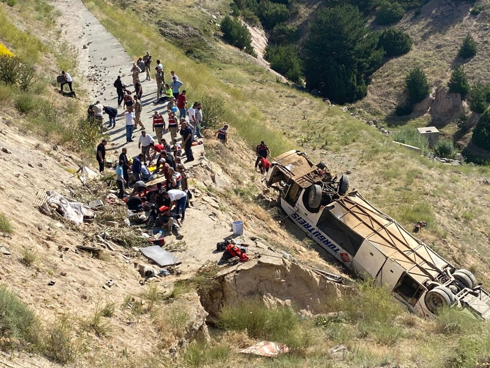 Yolcu otobüsü viyadükten uçtu; ölü ve yaralılar var