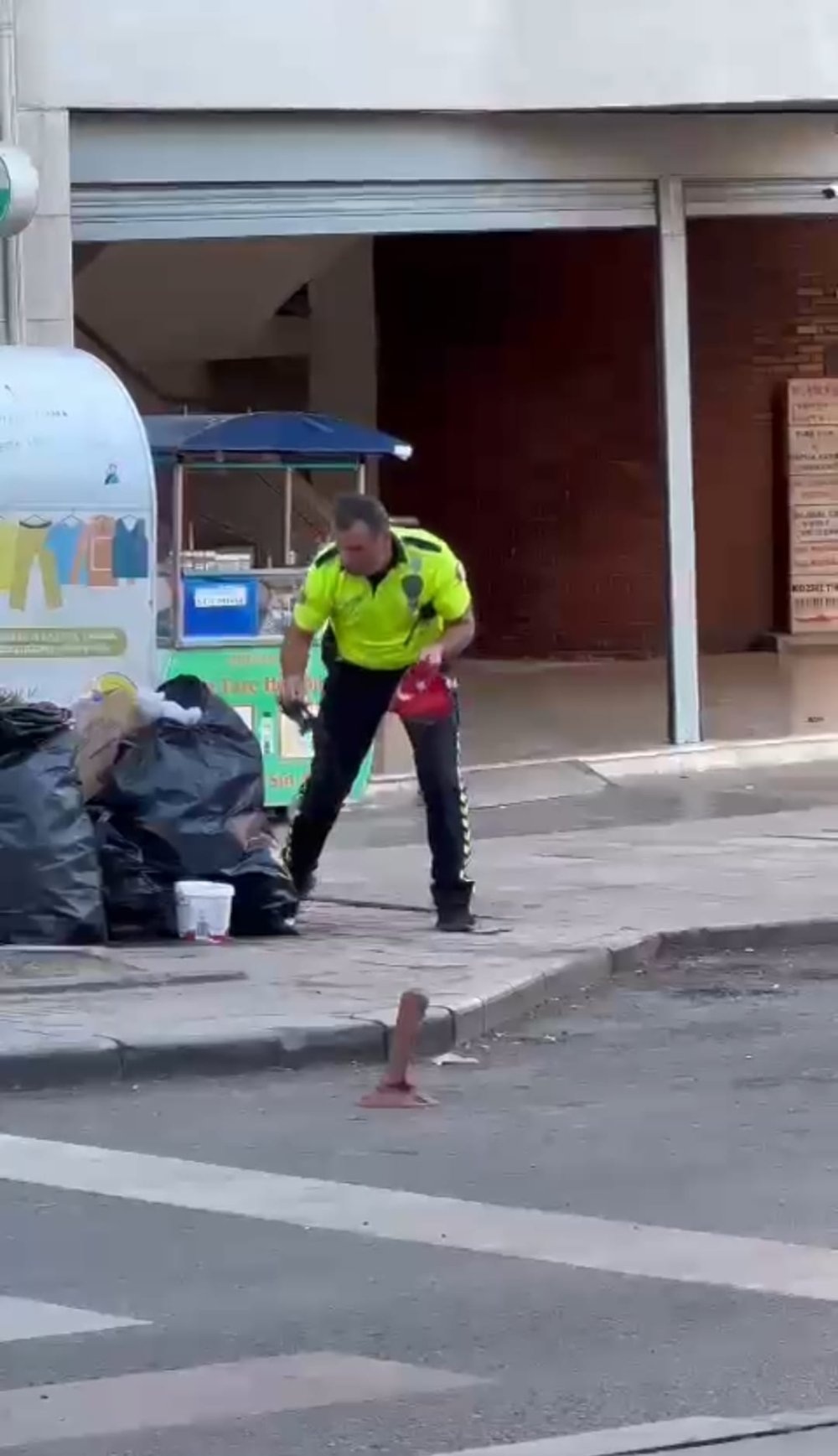 Polis, çöpe atılan Türk bayrağını temizleyerek aracına koydu