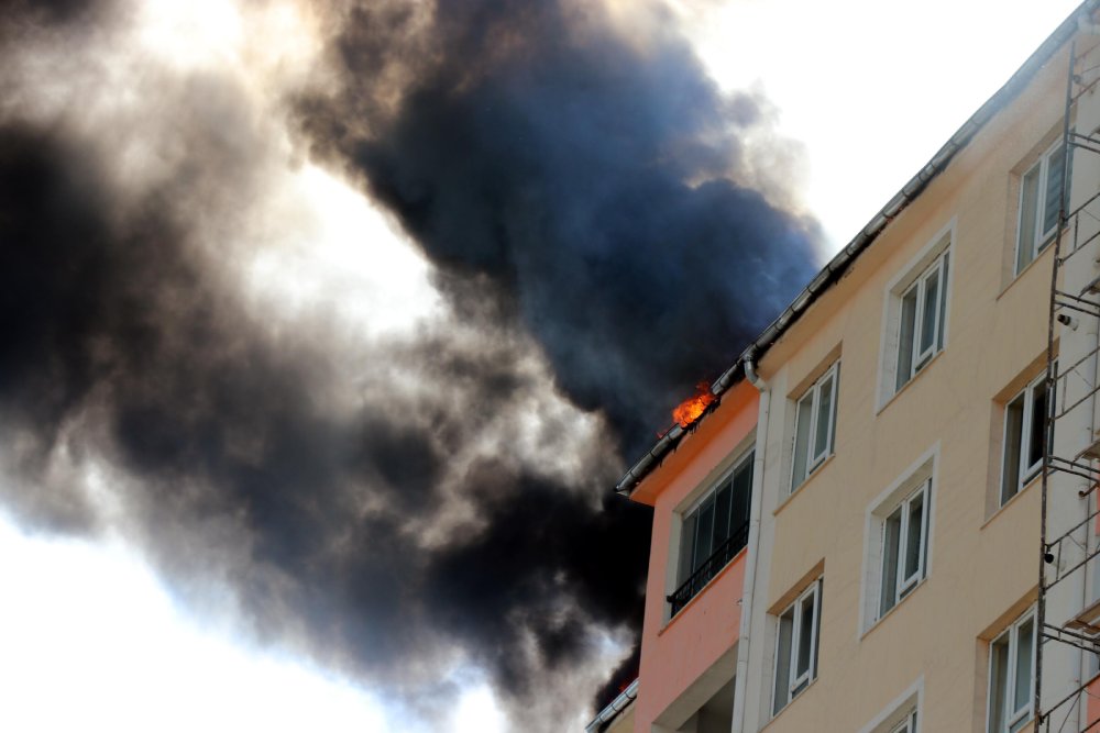 13 katlı binada yangın: 1 kişi öldü