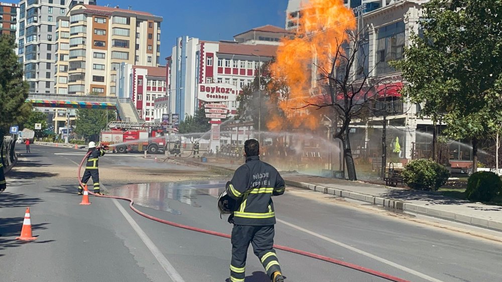 Doğalgaz borusu bomba gibi patladı: Çok sayıda polis ve itfaiye ekibi sevk edildi