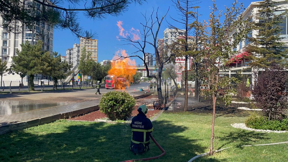 Doğalgaz borusu bomba gibi patladı: Çok sayıda polis ve itfaiye ekibi sevk edildi