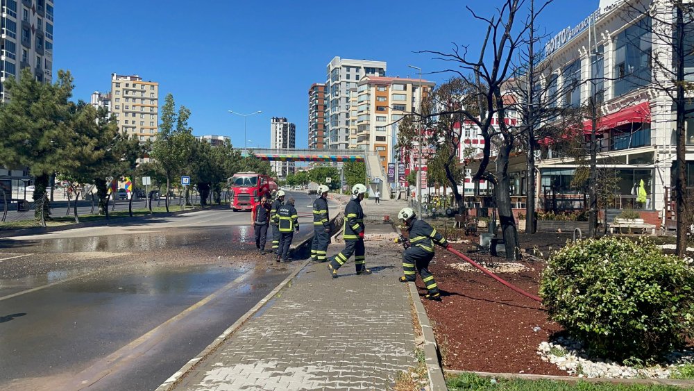 Doğalgaz borusu bomba gibi patladı: Çok sayıda polis ve itfaiye ekibi sevk edildi