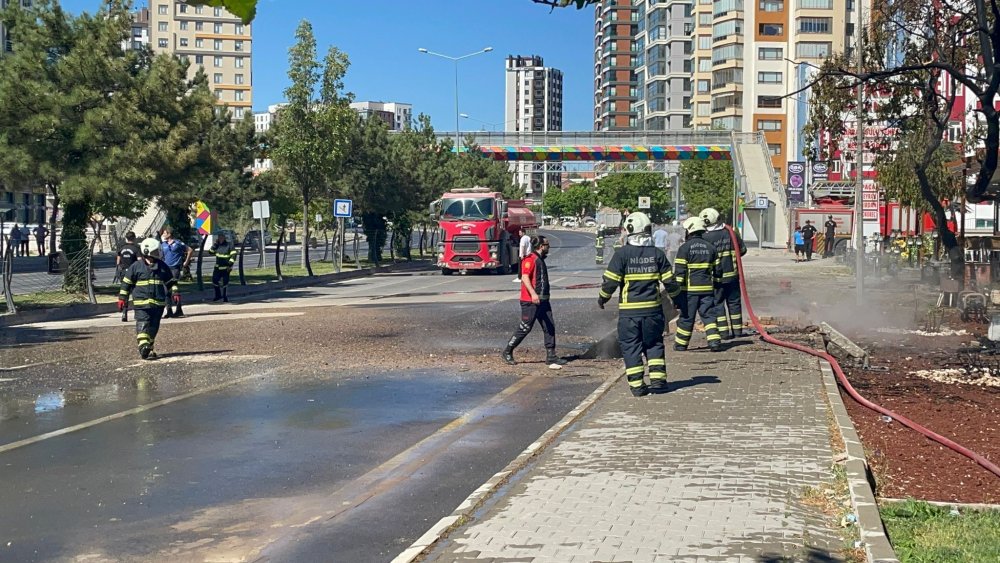 Doğalgaz borusu bomba gibi patladı: Çok sayıda polis ve itfaiye ekibi sevk edildi