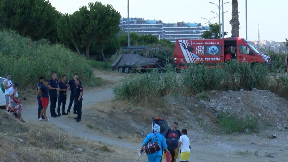 Denize açılan çift kayboldu: Baba kurtarıldı, anne aranıyor