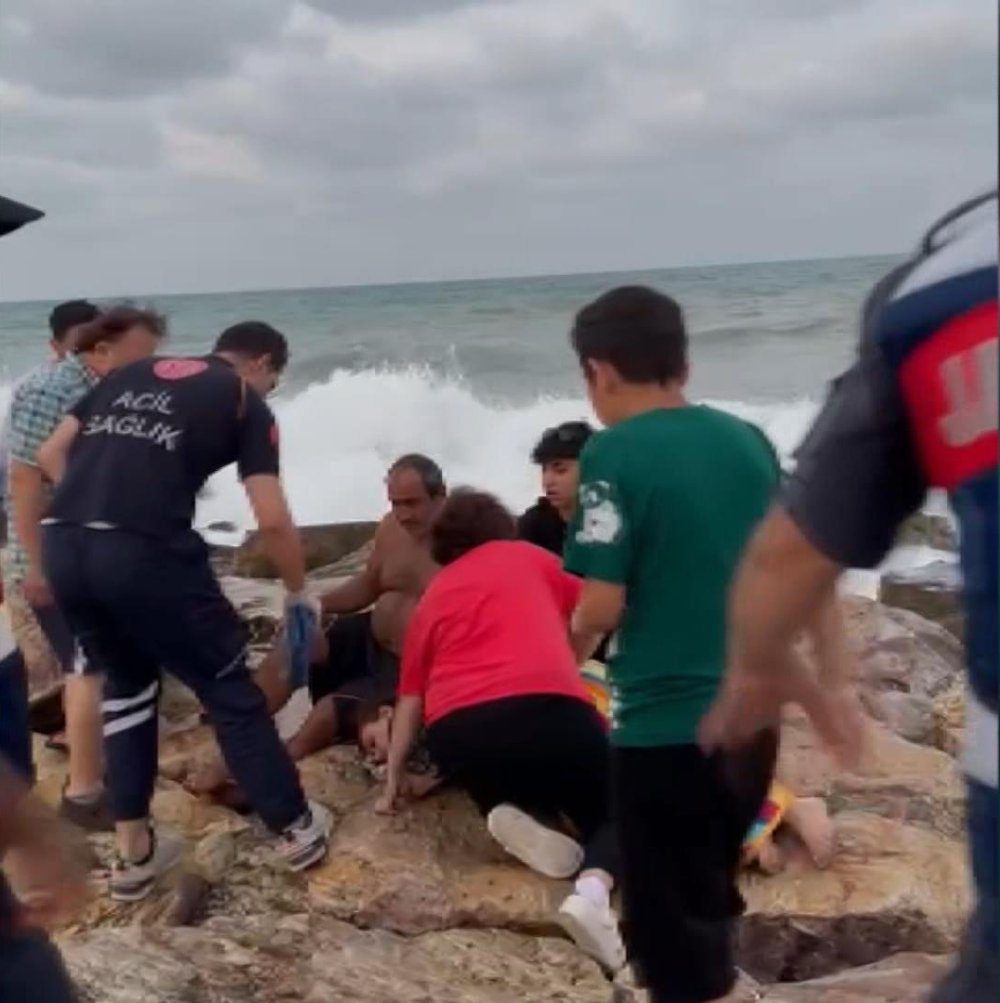 Yasağa rağmen denize girenler, son anda kurtarıldı