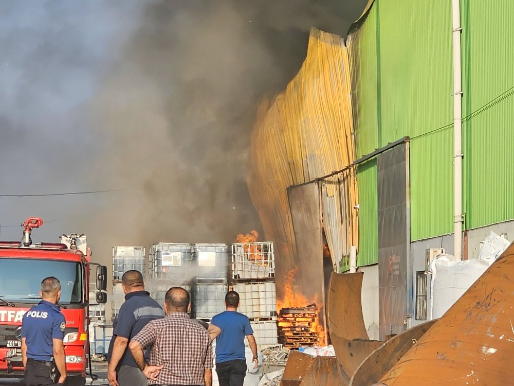 Geri dönüşüm fabrikasında yangın: Alevler bir fabrikaya daha sıçradı