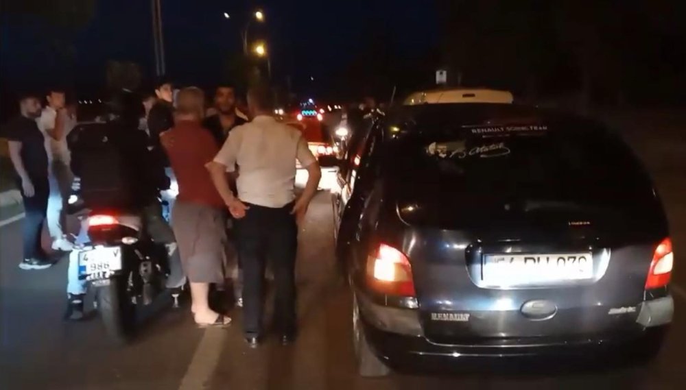 Hastane yolunu trafiğe kapatıp asker eğlencesi yapan gençlere tepki