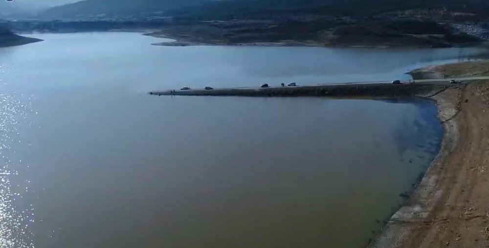 Tehlike çanları çalıyor: Barajda su seviyesi düştü, eski kara yolu ortaya çıktı