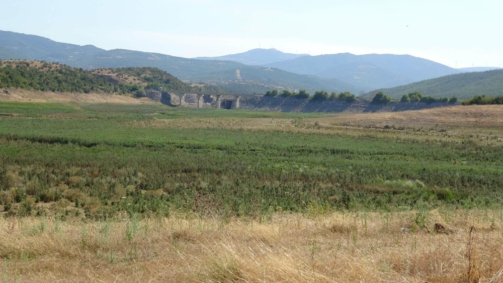 Tehlike çanları çalıyor: Barajda su seviyesi düştü, eski kara yolu ortaya çıktı