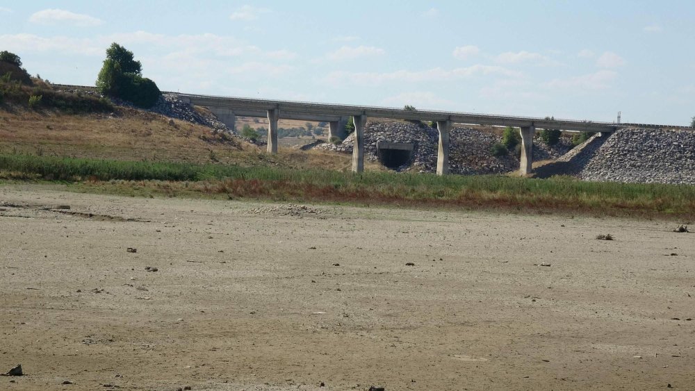 Tehlike çanları çalıyor: Barajda su seviyesi düştü, eski kara yolu ortaya çıktı