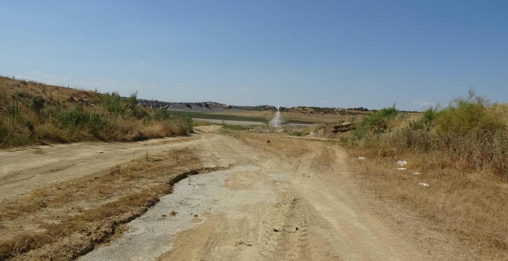 Tehlike çanları çalıyor: Barajda su seviyesi düştü, eski kara yolu ortaya çıktı