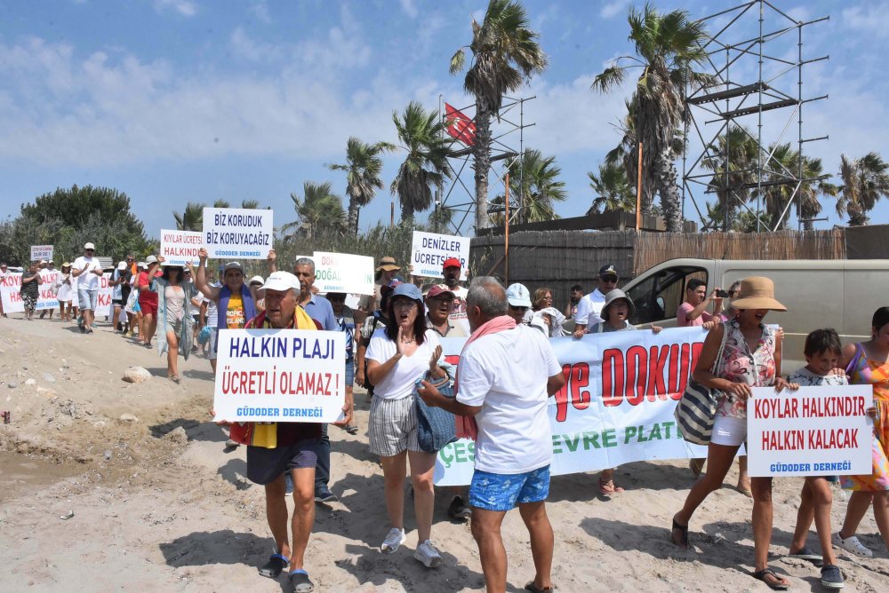 Çeşme'de 'Havlunu al da gel' eylemi: 'Kanun ne bizi ne tabiatı korumuyor'